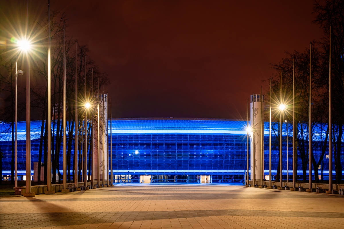 Стадион "Динамо" зажегся синим цветом в поддержку детей с аутизмом